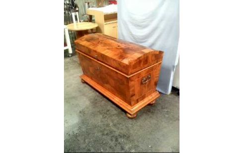 TRUHE GROß HOLZ HELL VERZIERT AUF FÜßEN