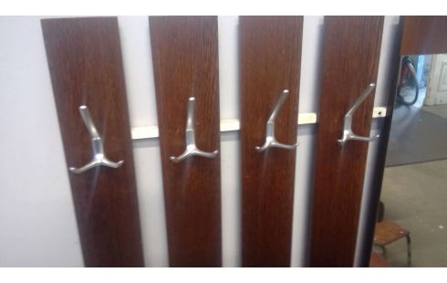 KLEIDERSTÄNDER IM VINTAGE-STIL