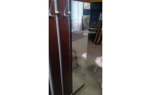 KLEIDERSTÄNDER IM VINTAGE-STIL