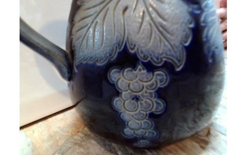 PICHET GRES GRIS BLEU "GRAPPES DE RAISINS"