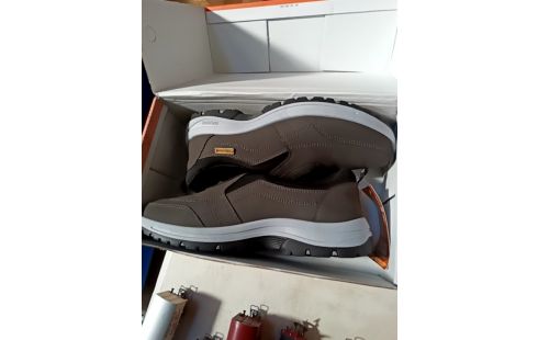 CHAUSSURES DÉTENTE NEUVE!