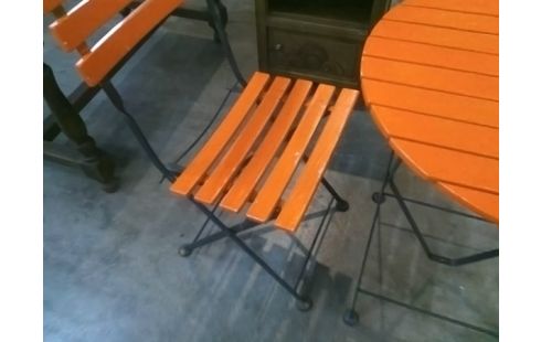 TABLE + 2 CHAISES PLIANTES