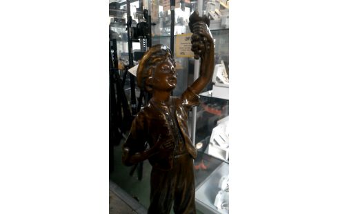 ESTATUA CHICO BRONCE COLOR