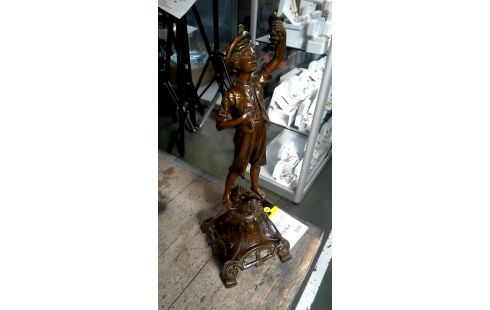 ESTATUA CHICO BRONCE COLOR