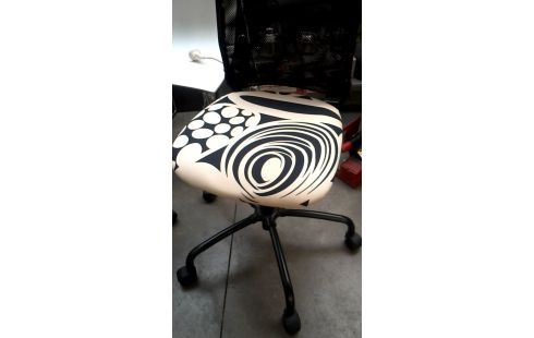 BUREAUSTOEL IKEA TORBJORN WIT MET ZWART