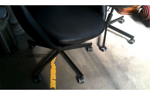 SILLA DE DESPACHO IKEA NEGRO IMITACIÓN CUERO LA UNIDAD