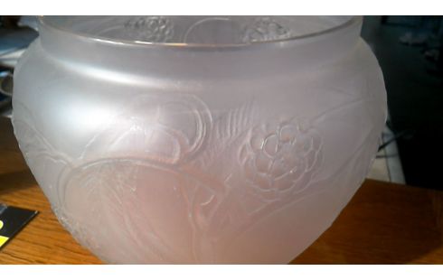 VAAS GLAS LALIQUE GESIGNEERD NEFLIERS 1923.