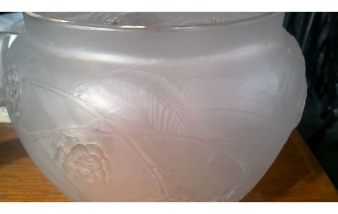 VAAS GLAS LALIQUE GESIGNEERD NEFLIERS 1923.