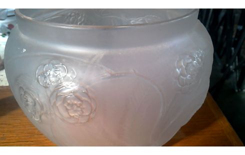 VAAS GLAS LALIQUE GESIGNEERD NEFLIERS 1923.