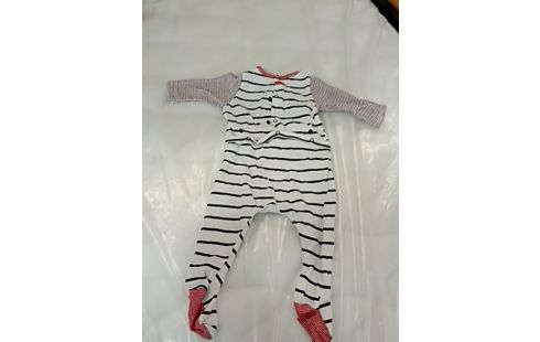 PYJAMA BLANC À RAYURES NOIR ET ROUGE AVEC CHAT ET MOTIF MUSIQUE- 6MOIS