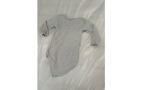 BODY GRIS AVEC ÉCRITURE "CHOU EN PETIT BATEAU" MOTIF COEUR ROSE- 18MOIS