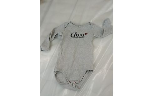 BODY GRIS AVEC ÉCRITURE "CHOU EN PETIT BATEAU" MOTIF COEUR ROSE- 18MOIS