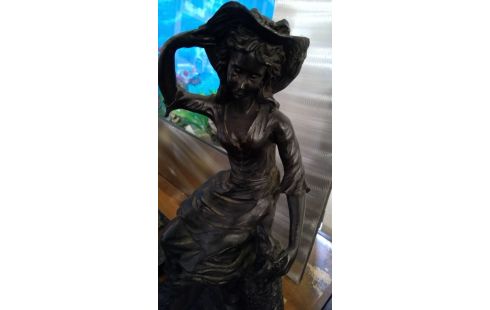 BEELD DAME MET HOED EN.HOND RESINE