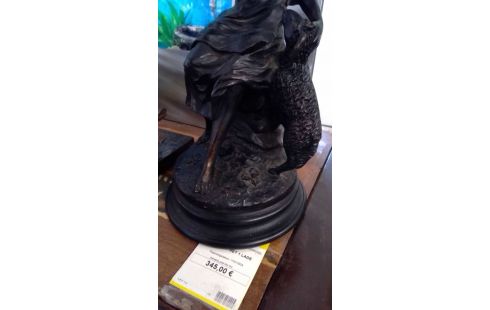 BEELD DAME MET HOED EN.HOND RESINE