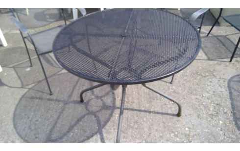 TUINMEUBILAIR 3 STUKS TAFEL 2 ARMSTOELEN ROND