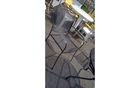 TUINMEUBILAIR 3 STUKS TAFEL 2 ARMSTOELEN ROND