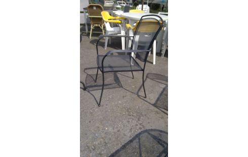 TUINMEUBILAIR 3 STUKS TAFEL 2 ARMSTOELEN ROND