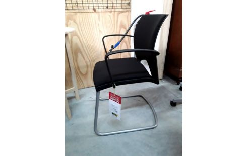 FAUTEUIL D'ACCUEIL NOIR .