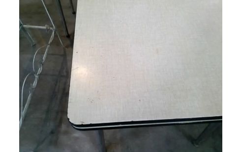TABLE FORMICA JAUNE EN L'ETAT