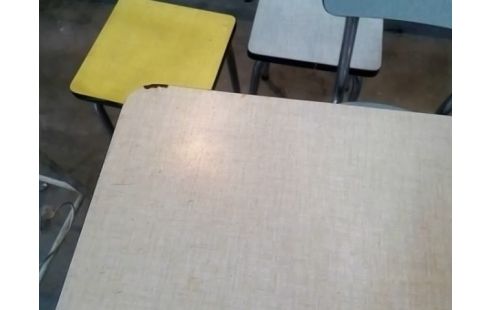 TABLE FORMICA JAUNE EN L'ETAT