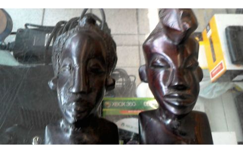 BELLE AFRICAINE EN EBENE    L'UNE