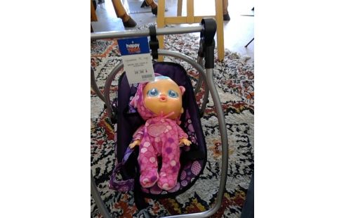 BERCEAU AVEC POUPON ET ACCESSOIRES