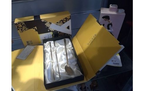 COUVERT ASIATIQUE BOITE DORE