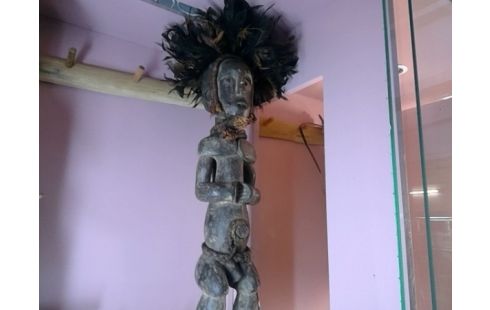 SCULPTURE HOMME CHAPEAU PLUME AFRIQUE 60 CM