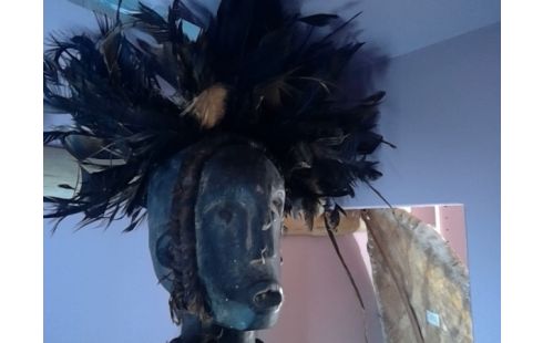 SCULPTURE HOMME CHAPEAU PLUME AFRIQUE 60 CM