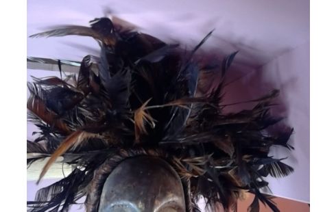 SCULPTURE HOMME CHAPEAU PLUME AFRIQUE 60 CM