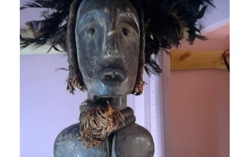 SCULPTURE HOMME CHAPEAU PLUME AFRIQUE 60 CM