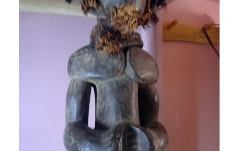 SCULPTURE HOMME CHAPEAU PLUME AFRIQUE 60 CM