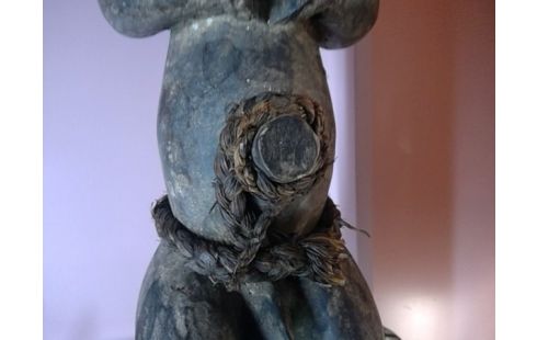 SCULPTURE HOMME CHAPEAU PLUME AFRIQUE 60 CM