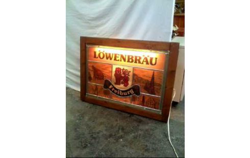 SCHILD BELEUCHTET <LÖWENBRÄU> FREIBURG