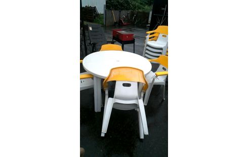 TUINSET TAFEL ITALY 9STOEL GEEL/WIT ROVERGARDEN