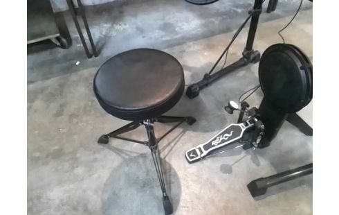 BATTERIE INSTRUMENT TECHNICA DD 502 J + TABOURET + BAGUETTES