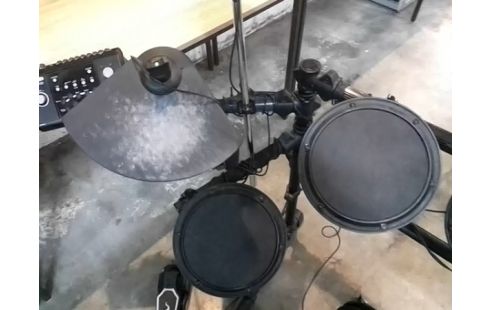 BATTERIE INSTRUMENT TECHNICA DD 502 J + TABOURET + BAGUETTES