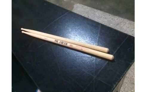 BATTERIE INSTRUMENT TECHNICA DD 502 J + TABOURET + BAGUETTES