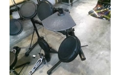 BATTERIE INSTRUMENT TECHNICA DD 502 J + TABOURET + BAGUETTES