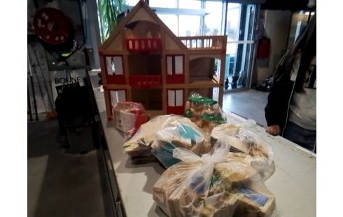 JOUET MAISON EN BOIS +TOUT MOBILIER