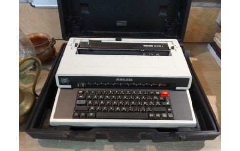 MACHINE A ECRIRE ADLER