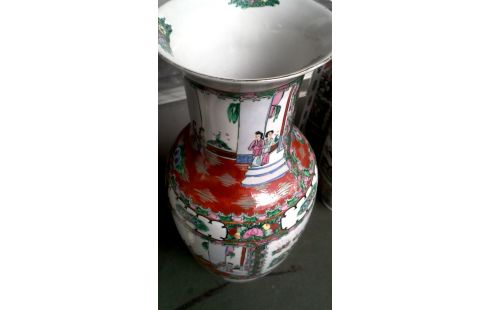 VASE CHINESISCH MET ROT