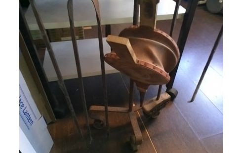 SERVITEUR DE CHEMINEE .