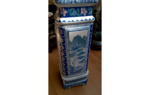 VASE CARRE ORIENTAL BLANCHE BLEUE MET PIED