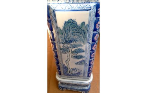 VASE CARRE ORIENTAL BLANCHE BLEUE MET PIED