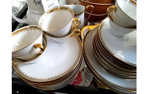 SERVICE A CAFE ET DESSERT BLANC ET DORÉ