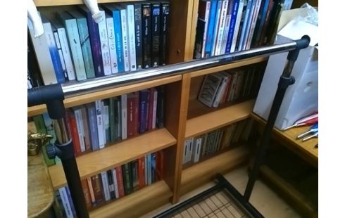 PORTANT VETEMENTS SUR ROULETTES