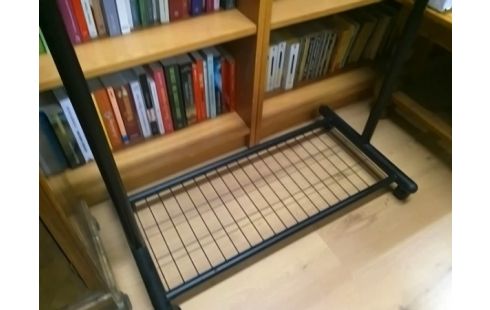 PORTANT VETEMENTS SUR ROULETTES