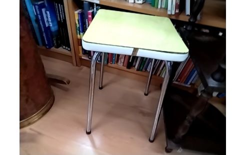 TABOURET EN FORMICA JAUNE