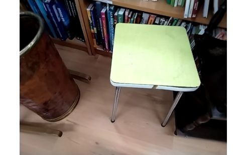 TABOURET EN FORMICA JAUNE